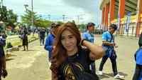 Bobotoh Persib Bandung, Devi Yulianti, akan menyaksikan pertandingan pada ajang Piala Presiden 2019 di Si Jalak Harupat, Soreang, Sabtu (2/3/2019). (Bola.com/Muhammad Adiyaksa)