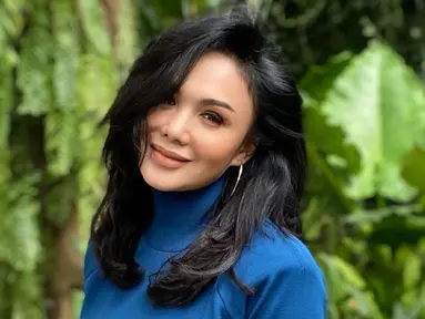 Tampil dengan rambut panjang dibawah bahu, penampilan Yuni Shara ini pun terlihat berbeda. Bahkan, tak sedikit yang menyebut jika ia semakin terlihat awet muda. (Liputan6.com/IG/@yunishara36)