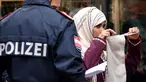 Seorang wanita Muslim dipaksa oleh polisi Austria melepaskan cadarnya saat berada di tempat umum di kota Zell am See, Minggu (1/10). Yang dilakukan polisi itu merupakan bagian dari penerapan aturan baru di negara tersebut. (BARBARA GINDL/APA/AFP)