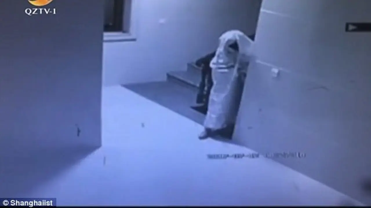 Perampok menyamar jadi hantu. (Shanghaiist)