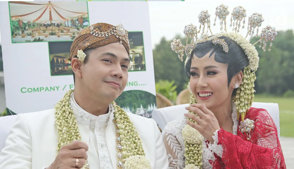 Ardina Rasti dan Arie Dwi Andika memberikan keterangan seusai melangsungkan akad nikah di Gunung Putri, Bogor, Sabtu (20/1). Ardina Rasti dan Arie terlihat lega dan bahagia setelah dinyatakan resmi sebagai suami dan istri. (Liputan6.com/Herman Zakharia)