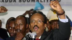 Mohamed Abdullahi Farmajo mengepalkan tangan sambil menyampaikan sambutan usai terpilih sebagai Presiden baru Somalia, di Mogadishu, Rabu (8/2). Farmajo lahir di Mogadishu dan bekerja di AS sebagai diplomat pada dekade 1980. (AP Photo/Farah Abdi Warsameh)