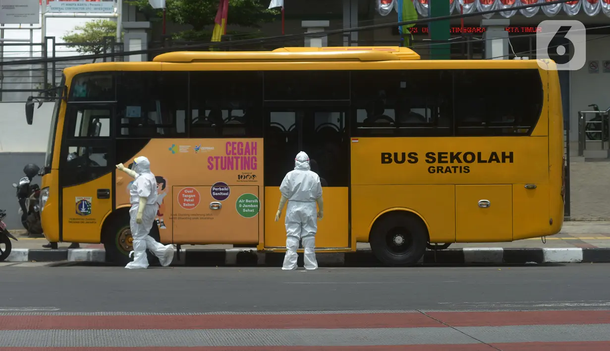 Bus sekolah menjemput pasien Covid-19 berstatus orang tanpa gejala (OTG) di Puskesmas Jatinegara, Jakarta, Selasa (22/9/2020). Sejumlah unit bus sekolah kini dialihfungsikan menjadi kendaraan untuk mengantar pasien Covid-19 berstatus OTG menuju RS Darurat Wisma Atlet. (merdeka.com/Imam Buhori)