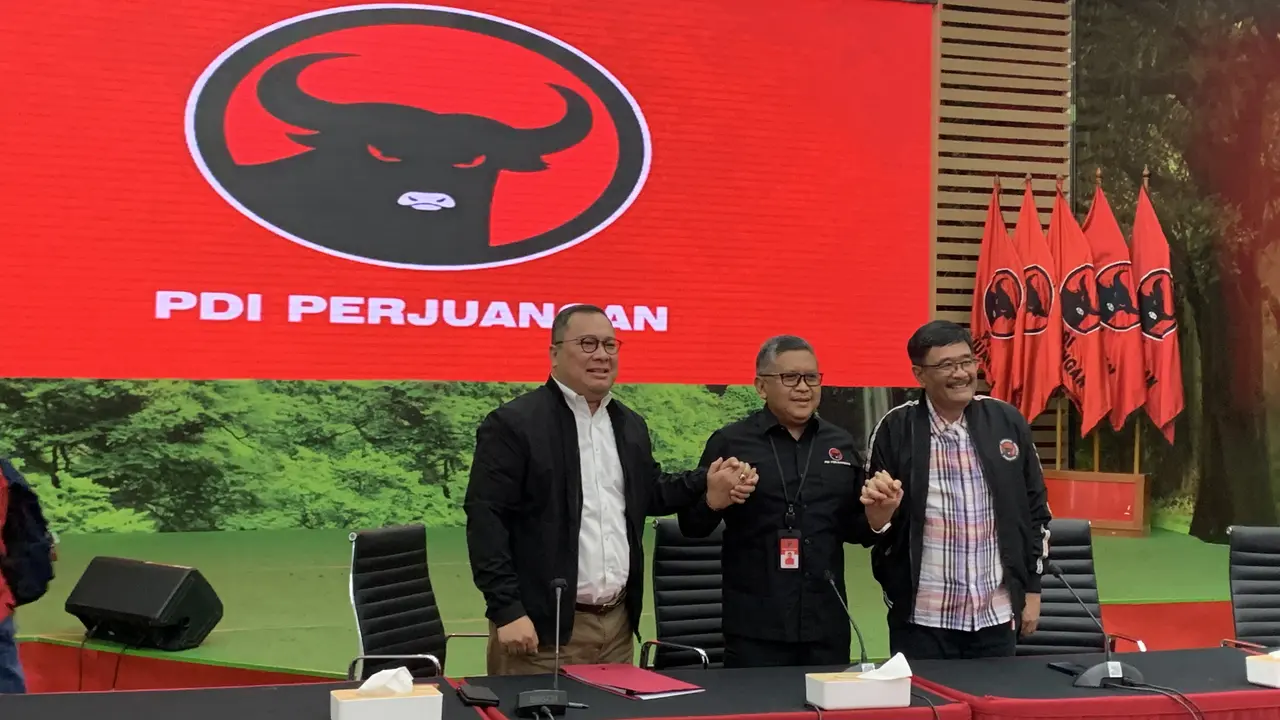 Ketua DPP PDIP Djarot Saiful Hidayat (kiri) bersama dengan Sekjen PDIP Hasto Kristiyanto (tengah).