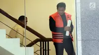 Tersangka kasus dugaan suap distribusi pupuk, Bowo Sidik Pangarso menaiki tangga menuju ruang pemeriksaan di gedung KPK, Jakarta, Selasa (9/4). Mantan anggota DPR dari Fraksi Golkar itu menjalani pemeriksaan lanjutan dalam kasus dugaan suap distribusi pupuk dengan kapal. (merdeka.com/Dwi Narwoko)