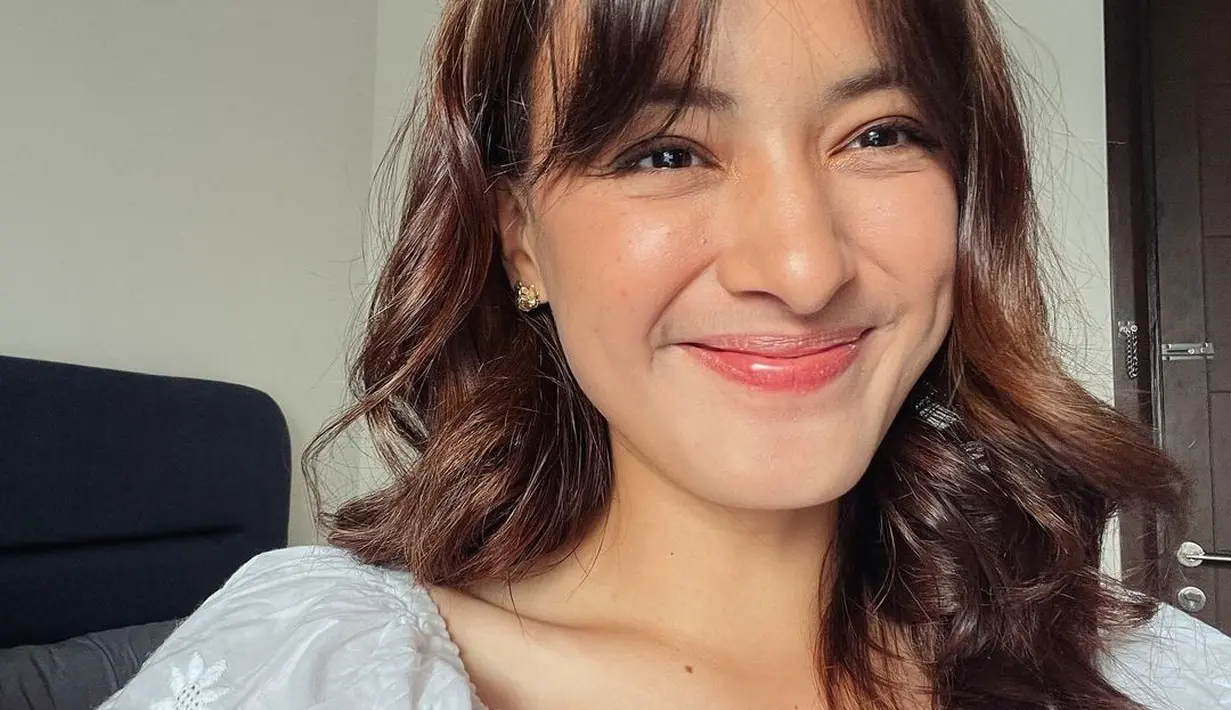 Mawar Eva de Jongh terkenal dengan paras bulenya yang rupawan. Di akun Instagram pribadinya tak jarang ia membagikan potret selfienya yang cantik. Salah satunya adalah foto terbarunya ini, dengan riasan wajah minimal, Mawar menampilkan kecantikan naturalnya. Foto: Instagram.