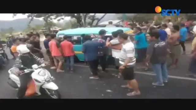 Sebuah video amatir memperlihatkan ratusan warga menyerang puluhan rombongan pengantar jenazah asal Makassar, Sulawesi Selatan.