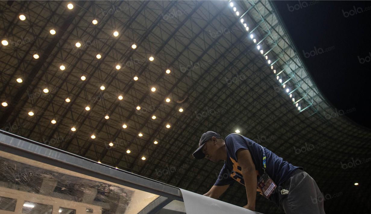 Pekerja merapihkan stadion jelang laga semifinal Piala AFF 2016 antara Timnas Indonesia melawan Vietnam di Stadion Pakansari, Jawa Barat, Jumat (3/12/2016). (Bola.com/Vitalis Yogi Trisna)