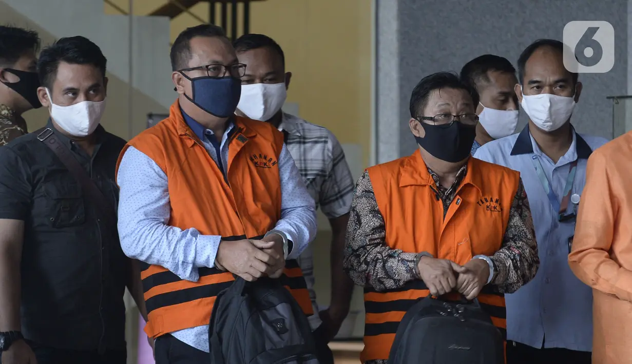 Mantan Ketua DPRD Jambi Cornelis Buston (kiri) dan mantan Wakil Ketua DPRD Jambi Chumaidi Zaidi (kanan) memakai rompi tahanan usai menjalani pemeriksaan di Gedung KPK, Jakarta, Selasa (23/6/2020). KPK menahan Cornelis Buston dan Chumaidi Zaidi terkait dugaan suap. (merdeka.com/Dwi Narwoko)