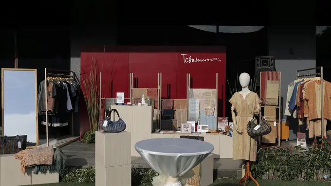 Kolaborasi Tobatenun dan BRI Prioritas memperkuat pemberdayaan ekonomi lokal melalui perempuan perajin tenun Batak.