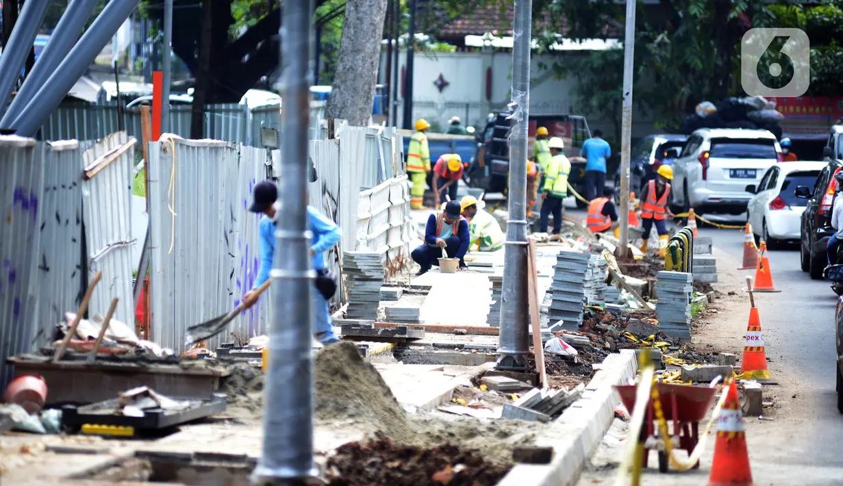 Pekerja menyelesaikan proyek revitalisasi Tebet  Eco Park, Jakarta, Kamis (17/3/2022). Proses revitalisasi Taman Kota Tebet  menjadi Tebet Eco Park mengadopsi visi connecting people with nature. (merdeka.com/Imam Buhori)