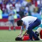 Pelatih Korea Selatan, Shin Tae-yong, membangunkan anak asuhnya, Lee Jae-sung, usai melawan Jerman pada laga Piala Dunia di Kazan Arena, Rusia (27/6/2018). Jerman takluk 0-2 dari Korea Selatan. (AFP/Benjamin Cremel)