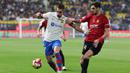 Pemain Barcelona, Ferran Torres (kiri) berebut bola dengan pemain Osasuna, Alejandro Catena pada babak semifinal Piala Super Spanyol di Stadion Al-Awwal, Riyadh, Arab Saudi, Kamis (11/01/2024). (AFP/Giuseppe Cacace)