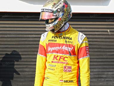 Sean Gelael menanti mobil Lamborghini yang sedang mengalami masalah teknis pada ajang Taxi Ride d Sentul, Jakarta, Selasa (2/8/2016). (Bola.com/Nicklas Hanoatubun)