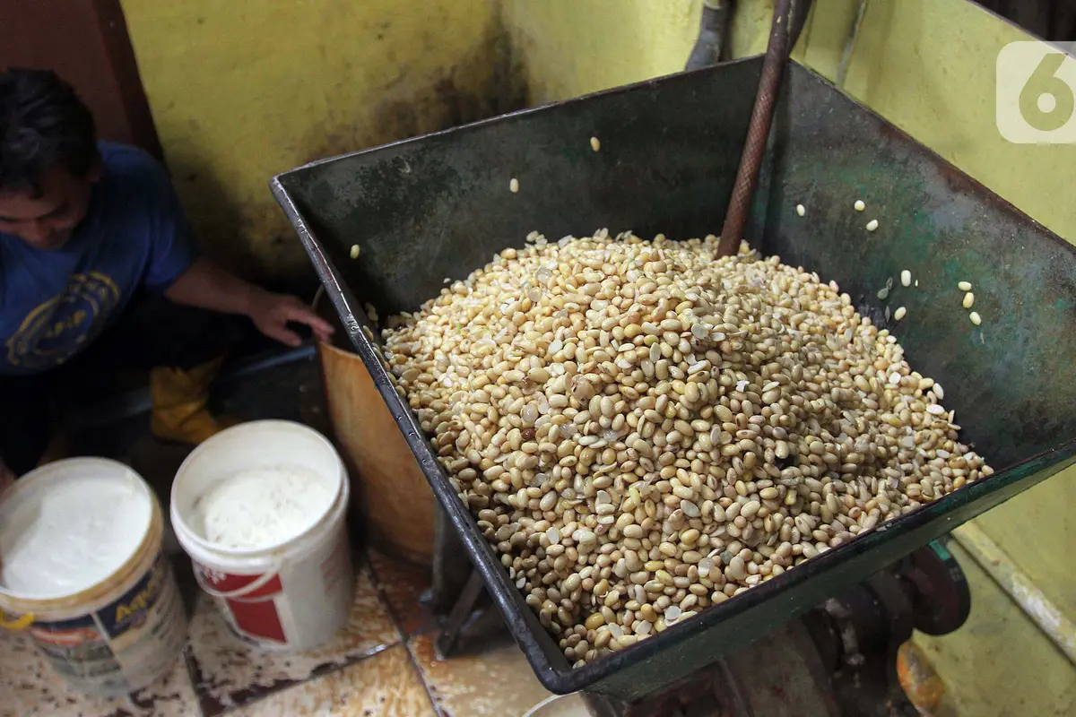 FOTO: Imbas Kenaikan Harga Kedelai, Produsen Tahu Kurangi Produksi