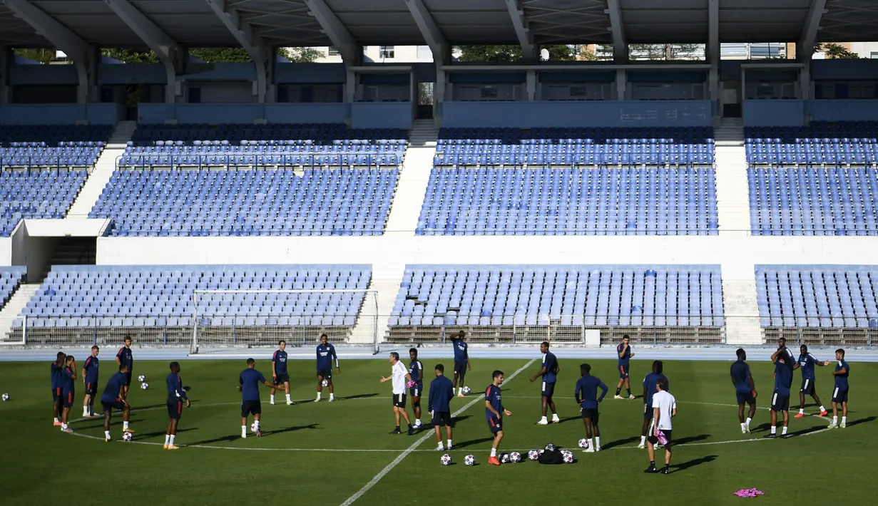 Para pemain Lyon berdiri di lapangan selama sesi latihan di Stadion Restelo, Lisbon, Portugal, Selasa (18/8/2020). Lyon akan menghadapi Bayern Munchen pada pertandingan semifinal Liga Champions. (Franck Fife/Pool via AP)
