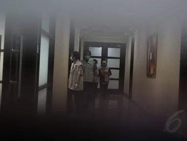 Petugas KPK menggeledah kantor Kementerian Agama di Lapangan Banteng, Jakarta, Kamis (22/5/14). (Liputan6.com/Johan Tallo)