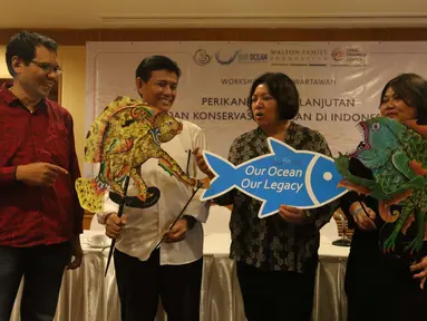 Kepala Pusat Riset Perikanan KKP RI Toni Ruchimat (kedua kiri), Executive Director of Coral Triangle Center Rili Djohari (kedua kanan) saat workshop untuk wartawan tentang perikanan berkelanjutan, Jakarta, Selasa (16/10). (Liputan6.com/Angga Yuniar)
