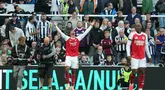 Pemain Arsenal, Gabriel Magalhaes, merayakan gol ke gawang Newcastle United pada lanjutan Liga Inggris di St James Park, Minggu (28/9/2025). (AP Photo/Jon Super)