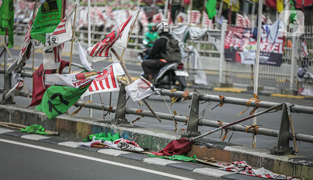 Namun keberadaan atribut kampanye yang terpasang di berbagai tempat justru dinilai negatif oleh sejumlah masyarakat, khususnya yang dipasang serampangan. (Liputan6.com/Faizal Fanani)