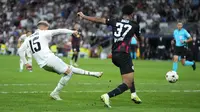 Gelandang Real Madrid Federico Valverde menembak bola untuk mencetak gol pembuka ke gawang Red Bull Leipzig pada matchday 2 Liga Champions berlangsung di Santiago Bernabeu, Kamis (15/9/2022) dini hari WIB. Real Madrid menang susah payah 2-0 kala menjamu RB Leipzig. (AP Photo/Manu Fernandez)