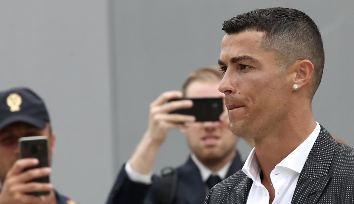Bintang baru Juventus, Cristiano Ronaldo, saat tiba untuk menjalani tes kesehatan di area Stadion Allianz, Turin, Senin (17/7/2018). CR 7 hijrah dari Real Madrid ke Juventus. (AFP/Isabella Bonotto)