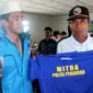 Sadino (kanan) mengembalikan kaos kepada Dit Polair sebagai bentuk protes. (Foto : Liputan6.com / krjogja.com /  Sukro Riyadi)