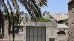 Serangan militer Israel menghancurkan satu-satunya gereja Katolik di Jalur Gaza. Tiga orang tewas dan sejumlah orang terluka, termasuk pastor paroki. (Omar AL-QATTAA/AFP)