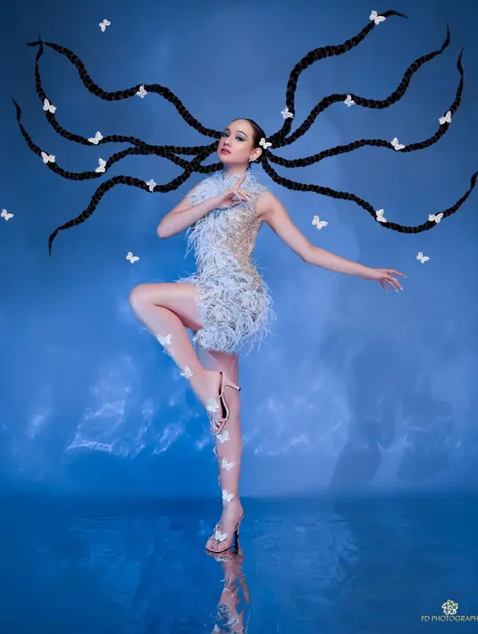 Salah satu hasil photoshoot Laura Moane yang magis. Di foto ini, ia tampak mengenakan dress bulu biru bagai ratu es, dengan wig kepang super panjang, mana penampilan Laura Moane yang jadi favoritmu, Sahabat FIMELA? [Foto: Instagram/its_lauramoane2]