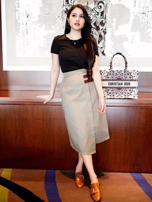 "Sebenernya anak aku nggak boleh syuting sama bapaknya, emang nggak boleh anaknya kerja atau syuting karena masih kecil, terus aku bilang sama papanya, 'anak-anak kamu ini bukan kerja, tapi main', karena waktu syuting itu cuma dua jam,” ujarnya. (Instagram/sandradewi88)