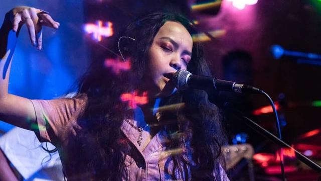 6 Potret Tarapti Ikhtiar Vokalis Svmmerdose yang Bergaya Nyentrik