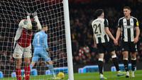 Gelandang Arsenal asal Jerman Kai Havertz (Kiri) bereaksi setelah gagal mencetak gol selama pertandingan sepak bola leg pertama semifinal Piala Liga Inggris antara Arsenal dan Newcastle United di Stadion Emirates, London pada 7 Januari 2025.Glyn KIRK / AFP