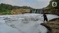 Warga menjala ikan pada Kali Cileungsi yang merupakan hulu Kali Bekasi yang tercemar limbah pabrik di kawasan Angsana, Gunung Putri, Bogor, Minggu (27/08/2023). (merdeka.com/Arie Basuki)