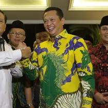 Ketua MPR RI, Bambang Soesatyo (kedua kanan) bersalaman dengan Ketua Umum Partai Gerindra, Prabowo Subianto usai melakukan pertemuan di Jakarta, Jumat (11/10/2019). Pertemuan membahas dinamika perpolitikan di tanah air. (Liputan6.com/Helmi Fithriansyah)
