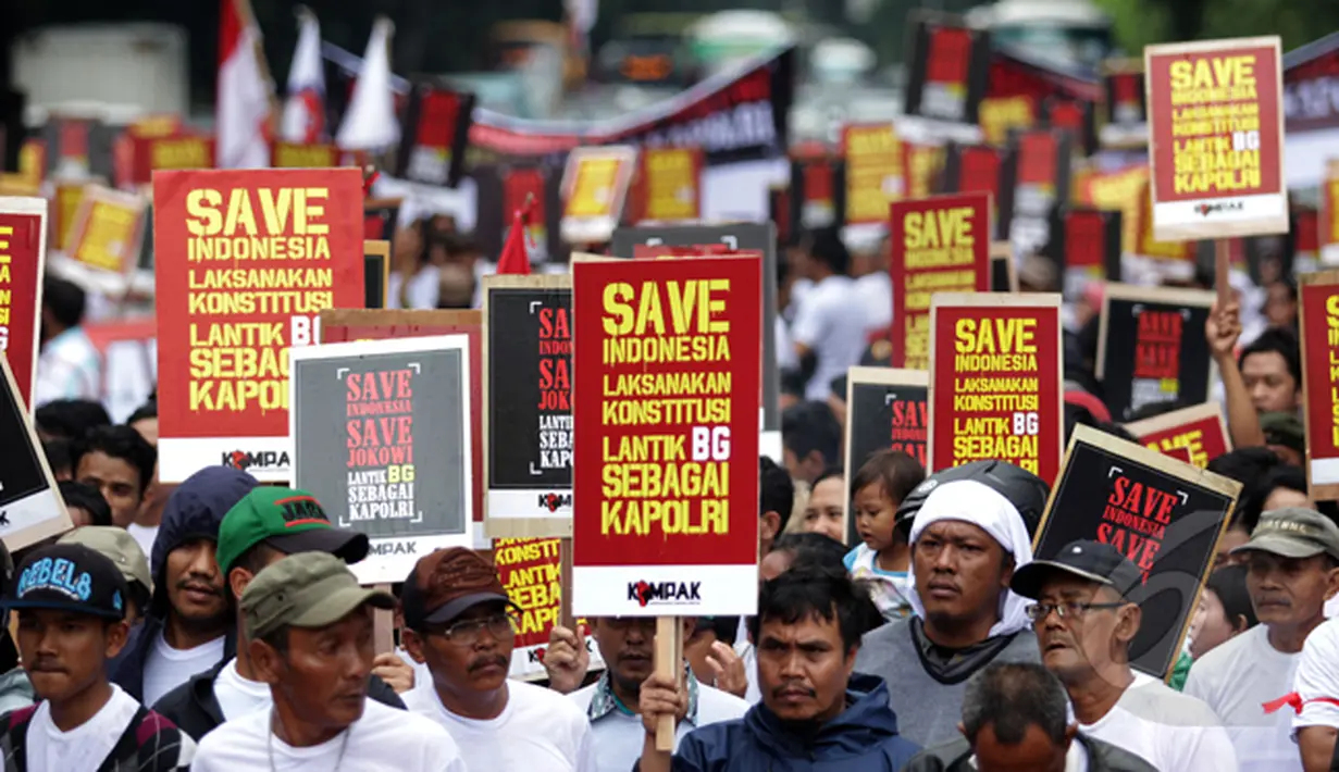 Ratusan simpatisan Koalisi Masyarakat Pengawal Konstitusi (Kompak) melakukan aksi ke Istana Negara, Jakarta, Rabu (11/2/2015). Sebagian besar massa Kompak memakai baju putih (Liputan6.com/Faizal Fanani)