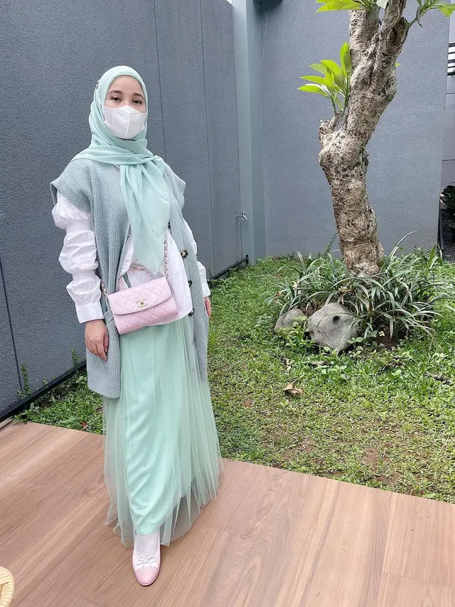 7 Potret OOTD Busana Muslim Ala Chacha Frederica, Inspirasi Gaya Baju Lebaran