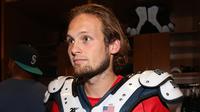 Daley Blind mencoba perlengkapan American Football. (Manutd.com)