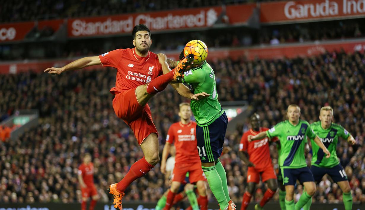 Pemain Liverpool, Emre Can, berebut bola dengan pemain Southampton, Ryan Bertrand, dalam lanjutan Liga Premier Inggris di Stadion Anfield, Liverpool, Minggu (25/10/2015). (Action Images via Reuters/Alex Morton)