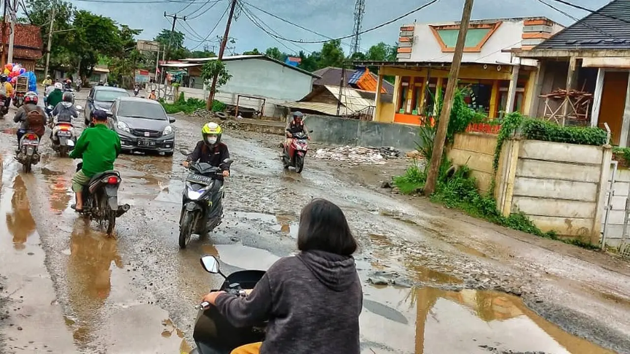 Kondisi Jalan Raya Sudamanik, Parung Panjang, Kabupaten Bogor yang terus dibiarkan rusak