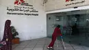 Pasien memasuki rumah sakit Al-Mosawah, yang dikelola oleh lembaga amal medis Doctors Without Borders (Dokter Tanpa Batas - MSF) di Amman, Yordania, pada 15 April 2025. (Khalil MAZRAAWI/AFP)