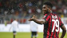 Gelandang AC Milan, Franck Kessie, melakukan selebrasi usai mencetak gol ke gawang SPAL pada laga Serie A Italia di Stadion San Siro, Rabu (20/9/2017). AC Milan menang 2-0 atas SPAL. (AP/Antonio Calanni)