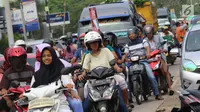 Sejumlah pengendara terjebak macet di pasar Tumpah Bangkir Indramayu, Jawa Barat, Jumat (30/6). Sebaliknya kearah Indramayu Kota mengalami kemacetan arus lalu lintas sepanjang 3 Km. (Liputan6.com/Helm Afandi)