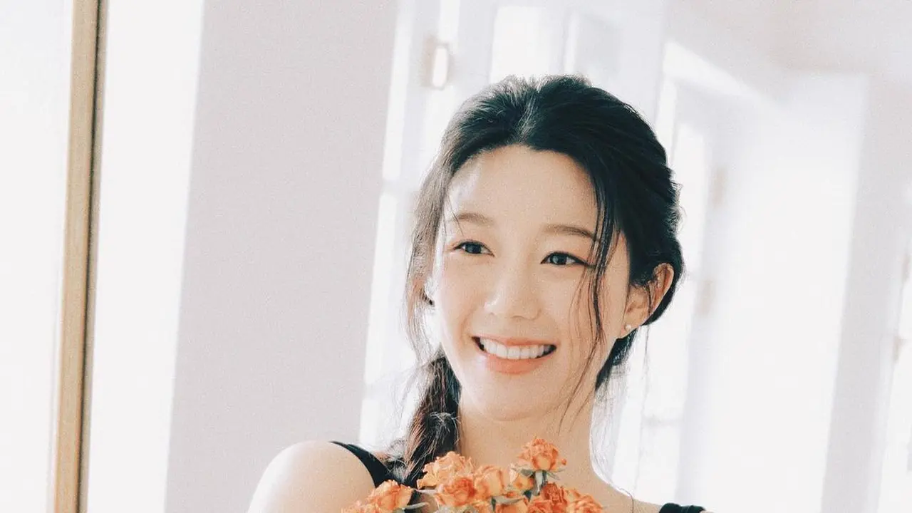8 Pesona Cantik Calon Istri Lee Seung Gi, Lee Da In dengan Berbagai Gaya Rambut