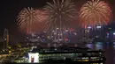 Kembang api menghiasi Dermaga Victoria, Hong Kong, dalam rangka peringatan ulang tahun ke-66 Republik Rakyat China, Kamis (1/10/2015). (REUTERS/Tyrone Siu)