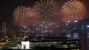 Kembang api menghiasi Dermaga Victoria, Hong Kong, dalam rangka peringatan ulang tahun ke-66 Republik Rakyat China, Kamis (1/10/2015). (REUTERS/Tyrone Siu)