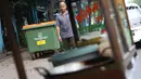 Warga melintas di depan tong sampah asal Jerman di kawasan Kalibata, Jakarta, Selasa (5/6). Pengadaan tong sampah dengan anggaran senilai Rp9,6 miliar ini bertujuan untuk menunjang truk sampah DKI yang sudah lebih modern. (Liputan6.com/Immanuel Antonius)
