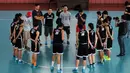 Jelang berlaga di Sea Games 2015 Singapura, Tim Basket Putri Indonesia memantapkan pola latihan di Hall A Senayan Jakarta, Sabtu (23/5/2015). Tampak tim basket putri Indonesia melakukan evaluasi usai berlatih. (Liputan6.com/Helmi Fithriansyah)