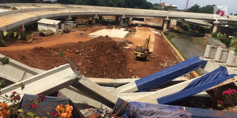 FOTO: Hancur Tertimpa Girder, Begini Kondisi Truk Proyek