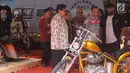 Presiden RI, Joko Widodo (kedua kanan) melihat salah satu stand motor customs yang dipamerkan pada Indonesia International Motor Show 2018 di JIExpo, Jakarta, Kamis (19/4). 38 merek kendaraan dipamerkan di IIMS 2018. (Liputan6.com/Helmi Fithriansyah)