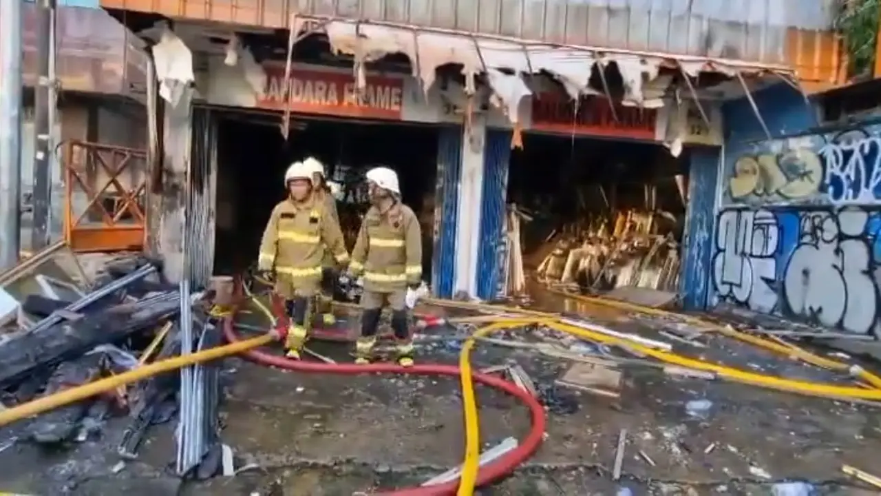 Kebakaran Hebat Ruko Frame di Mampang Prapatan Padam